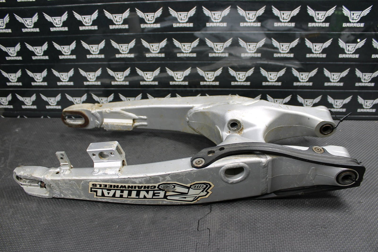 2002 Yamaha YZ426F YZ426 OEM Swingarm Swing Arm Rear Suspension 5NY - 22110 - 00 - 00 - hggarage