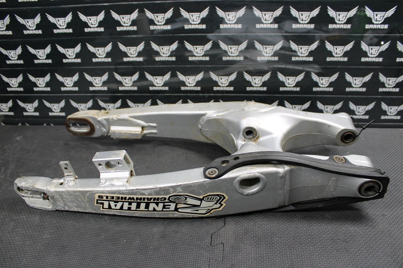 2002 Yamaha YZ426F YZ426 OEM Swingarm Swing Arm Rear Suspension 5NY - 22110 - 00 - 00 - hggarage
