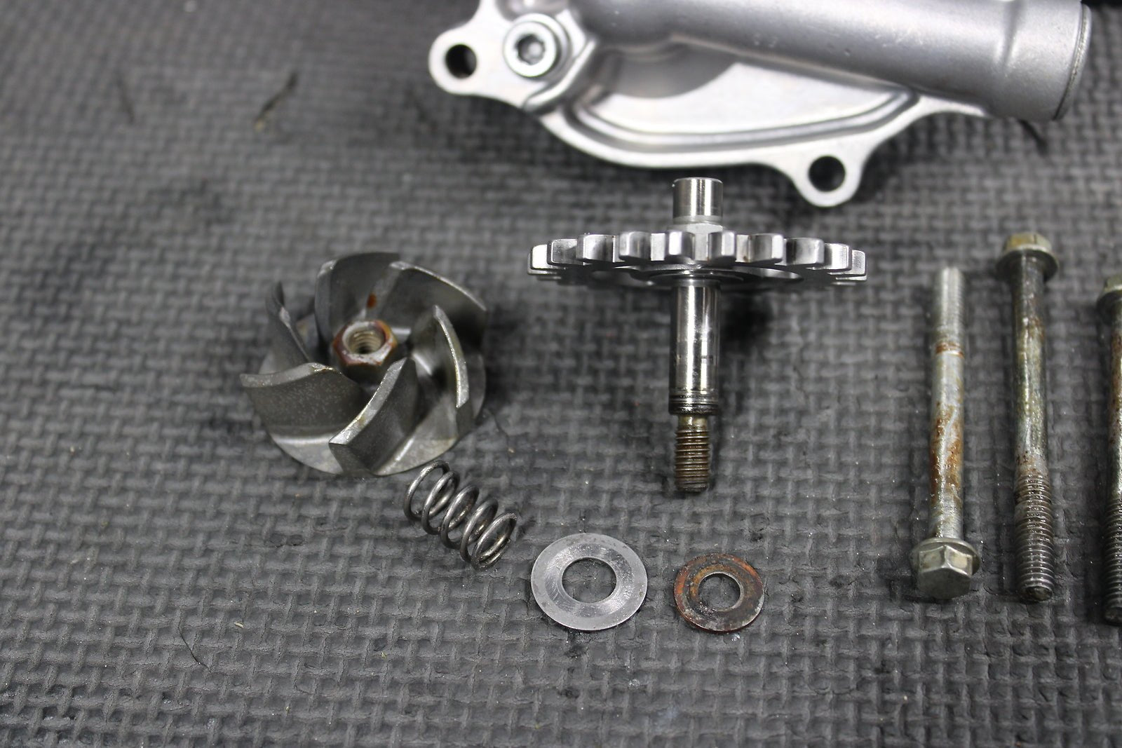 2008 SUZUKI RMZ250 OEM ENGINE WATER PUMP W HOUSING 17410 - 10H00 17491 - 10H00 - hggarage