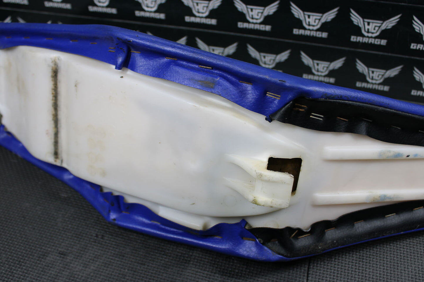 1998 YAMAHA YZ400 YZ400F OEM SEAT SADDLE 5BE-24710-10-00