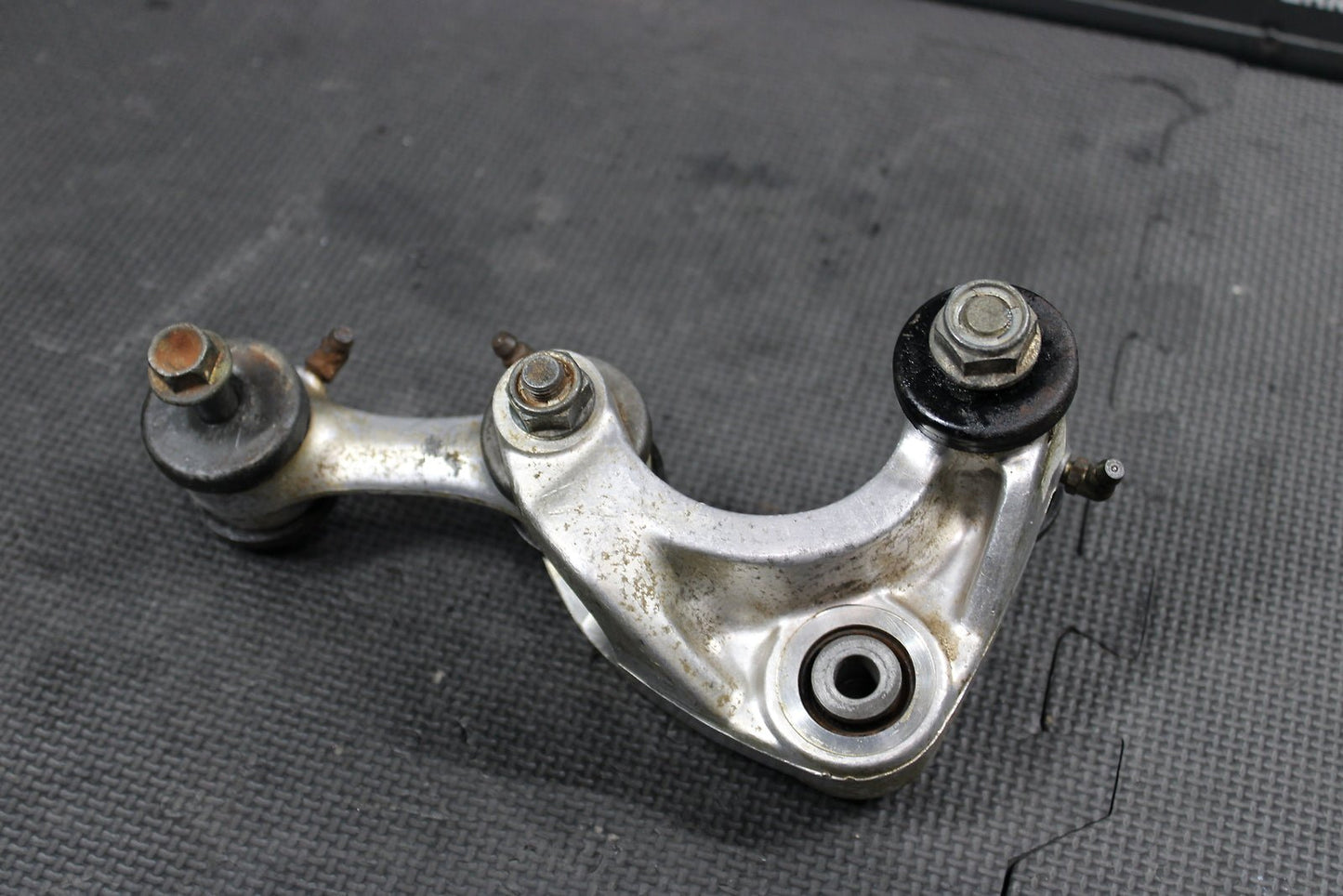 1986 HONDA 86 - 95 XR250R OEM REAR SHOCK LINKAGE LINKS 52460 - KN5 - 000 - hggarage
