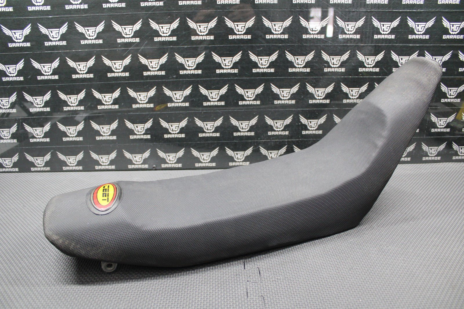 1999 SUZUKI RM250 OEM SEAT SADDLE FOAM PAN SHAVED LOW W/ CEET GRIPPER COVER - hggarage