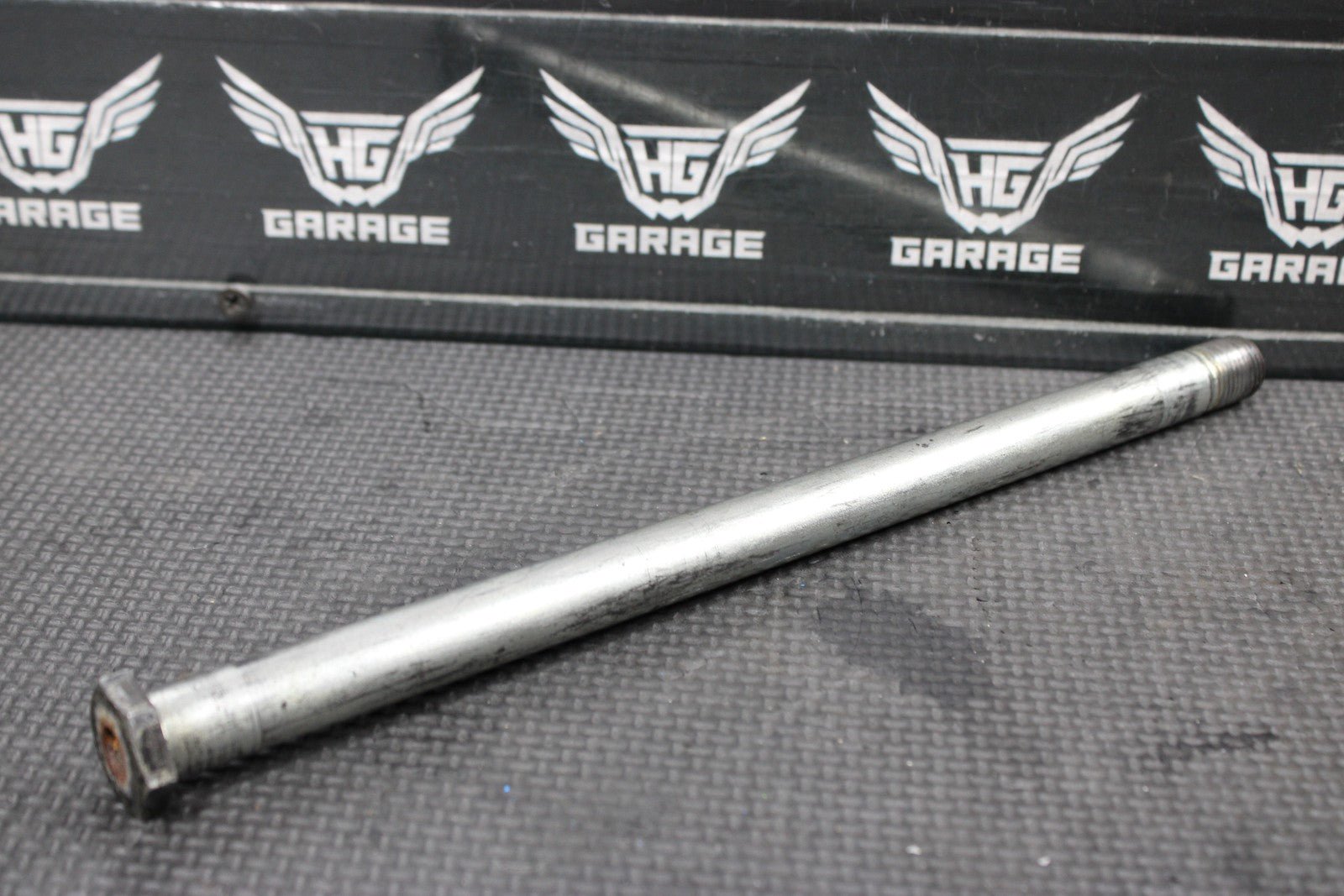 1991 YAMAHA 87 - 06 BANSHEE 350 OEM REAR SWINGARM BACK SUSPENSION PIVOT BOLT - hggarage