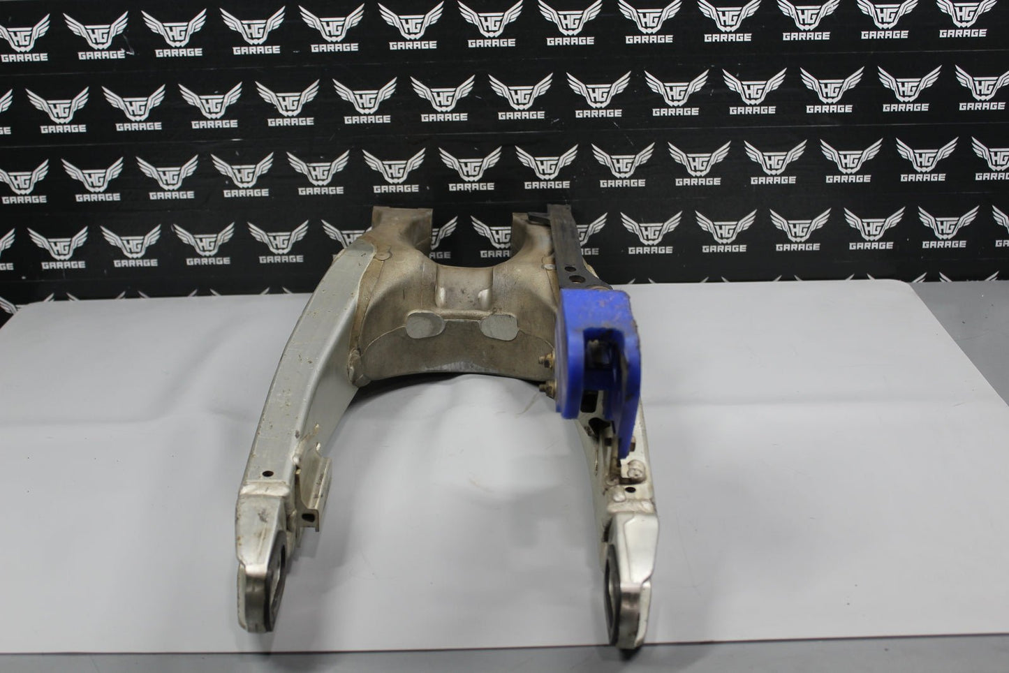 2004 Yamaha YZ450F OEM Swingarm Swing Arm Suspension 5UN - 22110 - 00 - 00 - hggarage