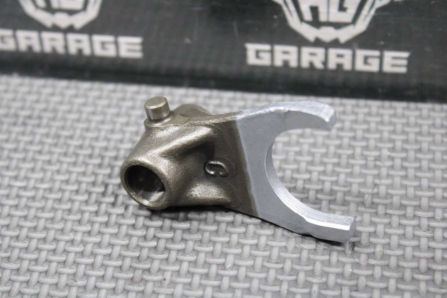 1987 1988 HONDA CR125R OEM TRANSMISSION CENTER GEAR SHIFT FORK C 24231 - KS6 - 700 - hggarage