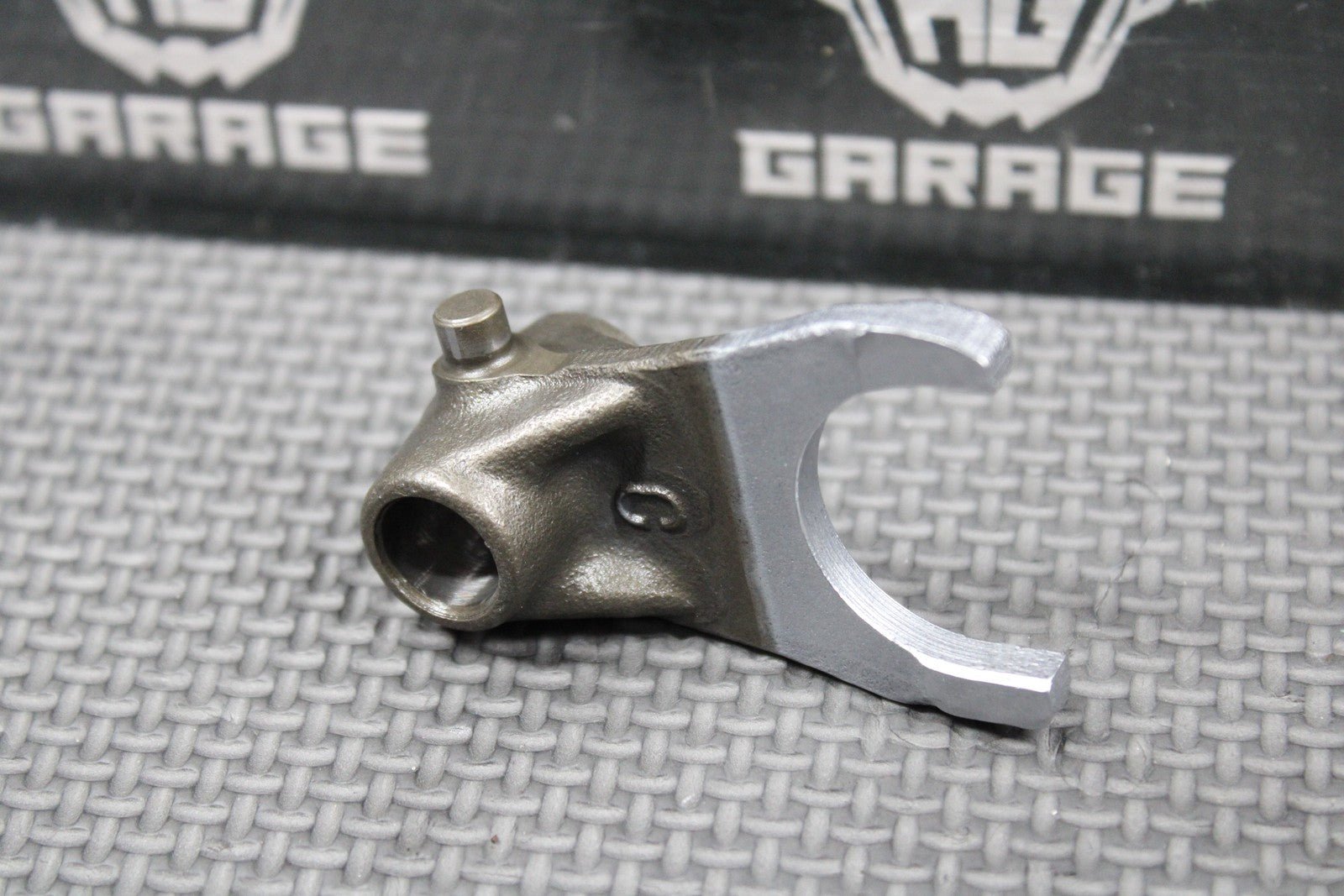 1987 1988 HONDA CR125R OEM TRANSMISSION CENTER GEAR SHIFT FORK C 24231 - KS6 - 700 - hggarage