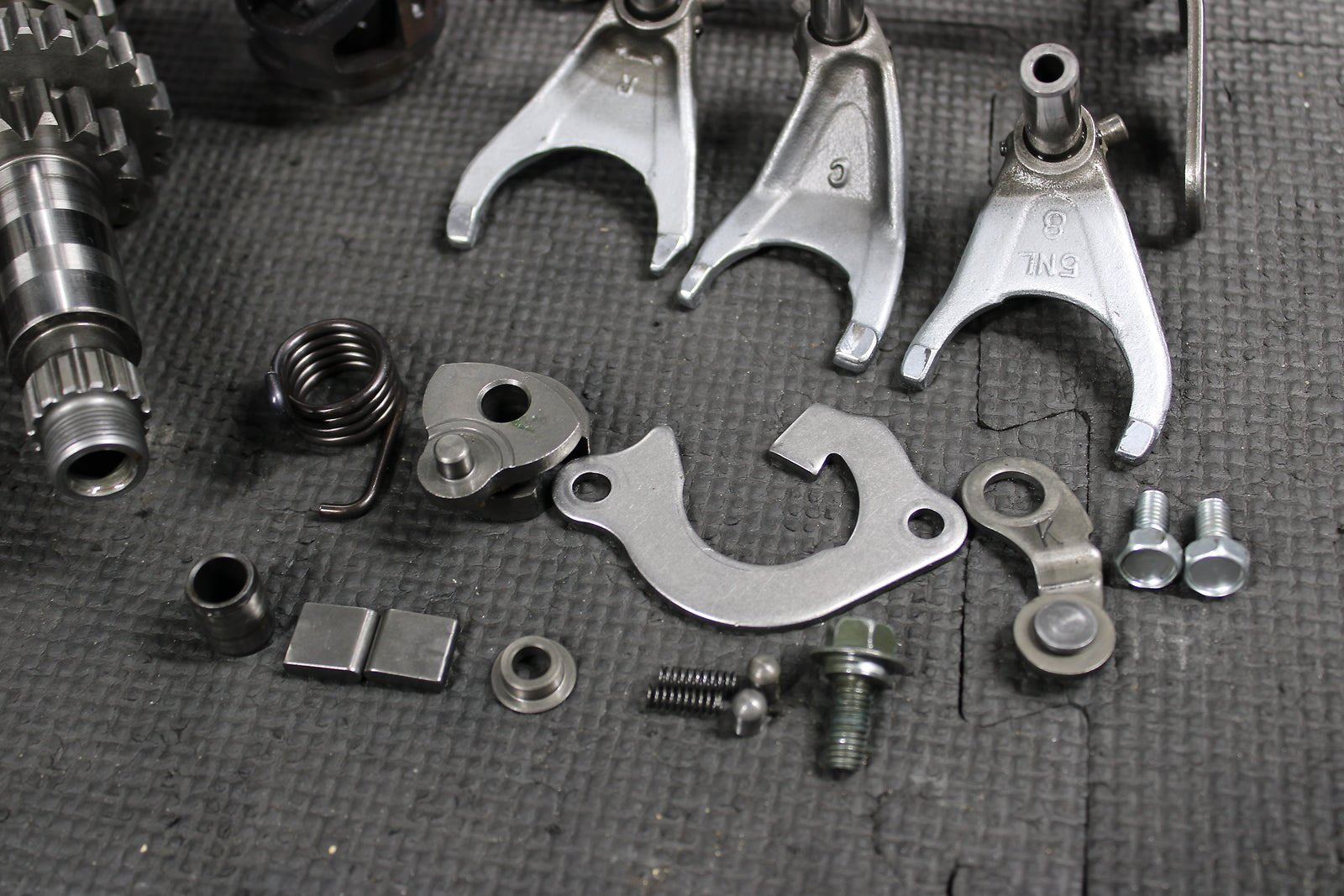 2006 YAMAHA YZ250F OEM ENGINE TRANSMISSION TRANNY ASSEMBLY GEARS - hggarage