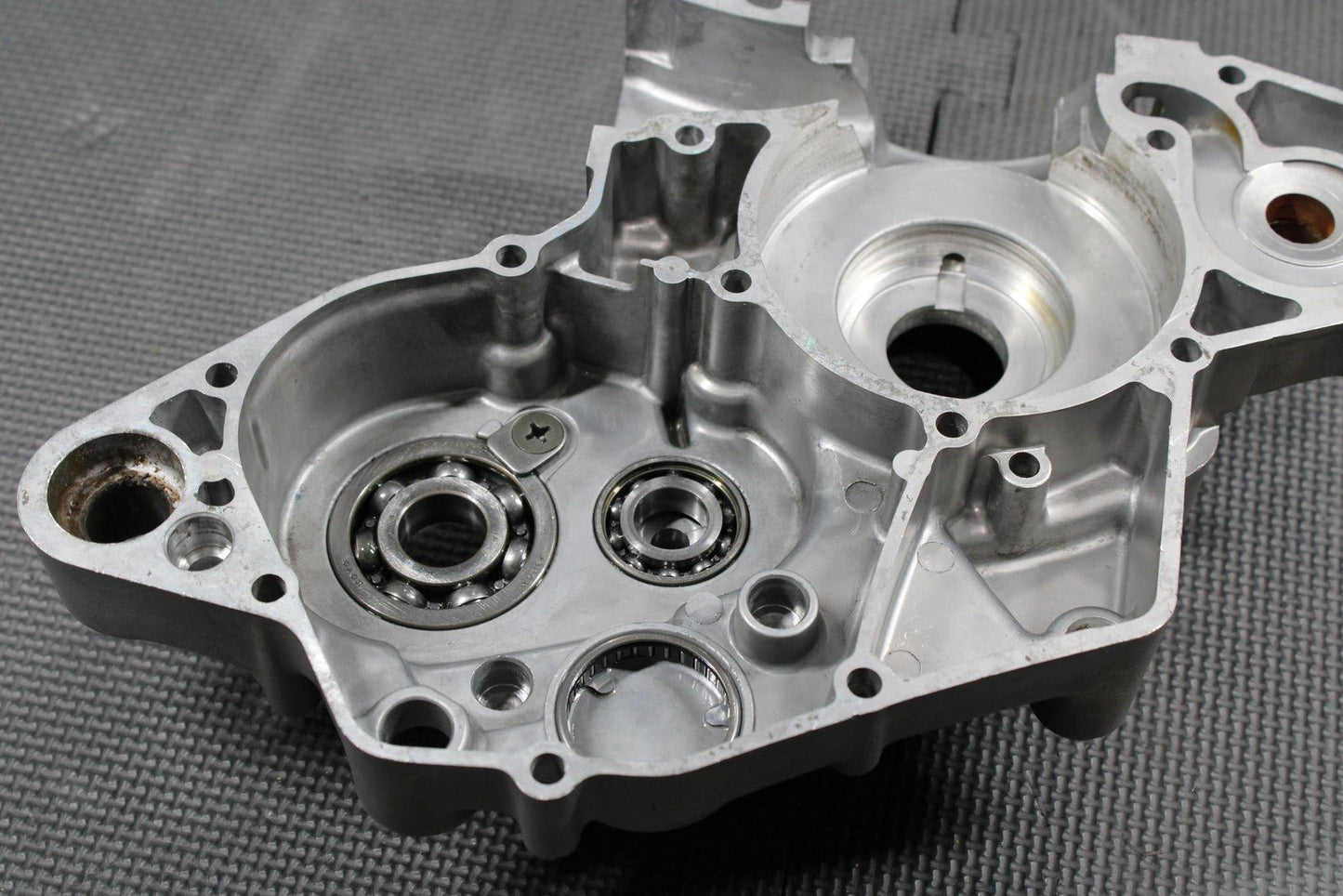 2000 SUZUKI RM125 99 - 00 OEM LEFT ENGINE MOTOR CRANKCASE CRANK CASES BLOCK - hggarage