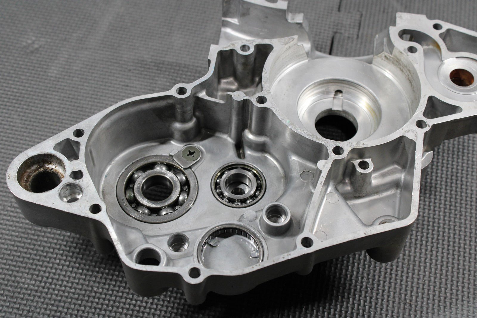 2000 SUZUKI RM125 99 - 00 OEM LEFT ENGINE MOTOR CRANKCASE CRANK CASES BLOCK - hggarage