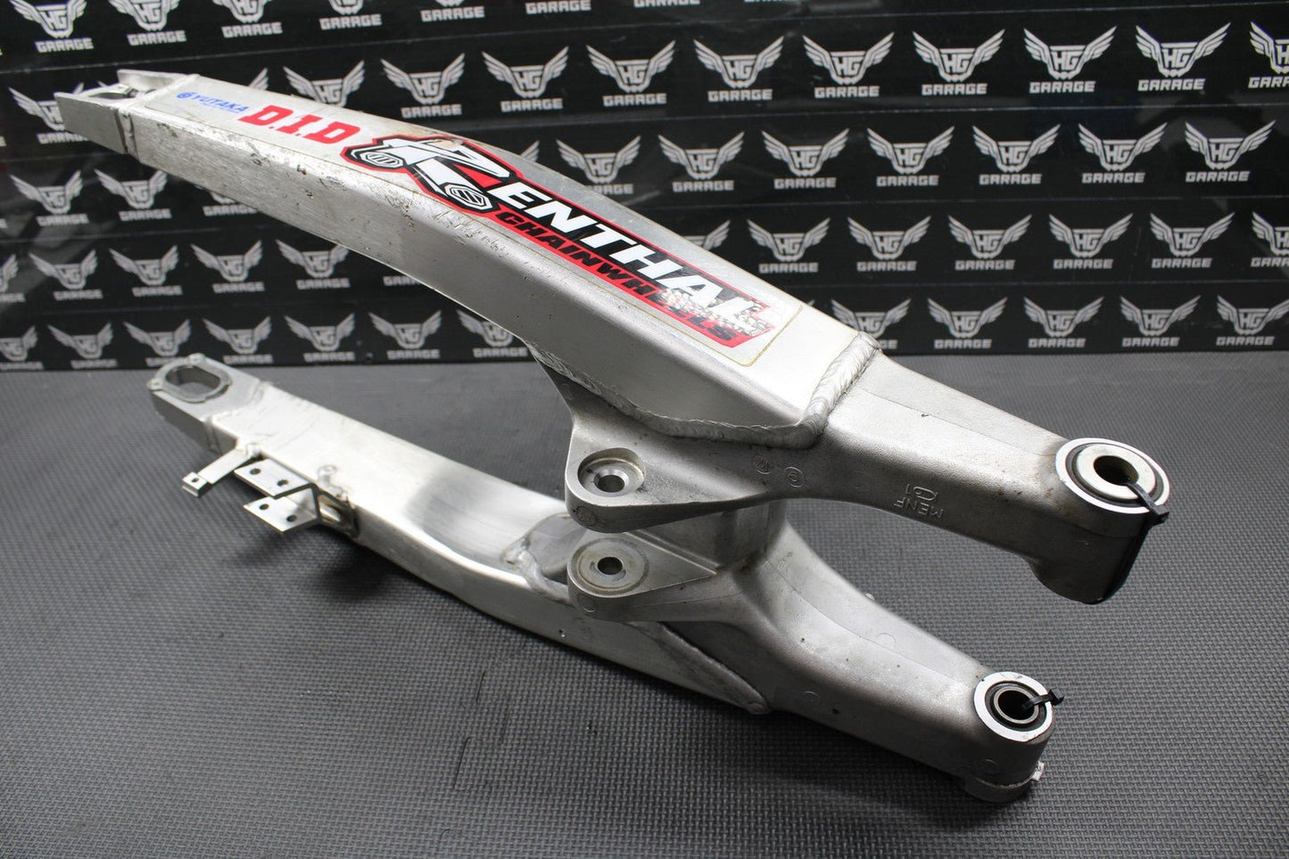 2005 HONDA CRF450R OEM SWINGARM SWING ARM REAR SUSPENSION 52200 - MEN - 710 - hggarage