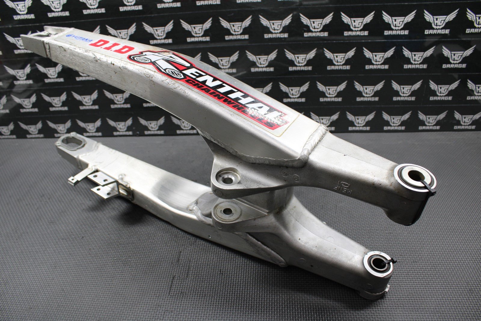 2005 HONDA CRF450R OEM SWINGARM SWING ARM REAR SUSPENSION 52200 - MEN - 710 - hggarage