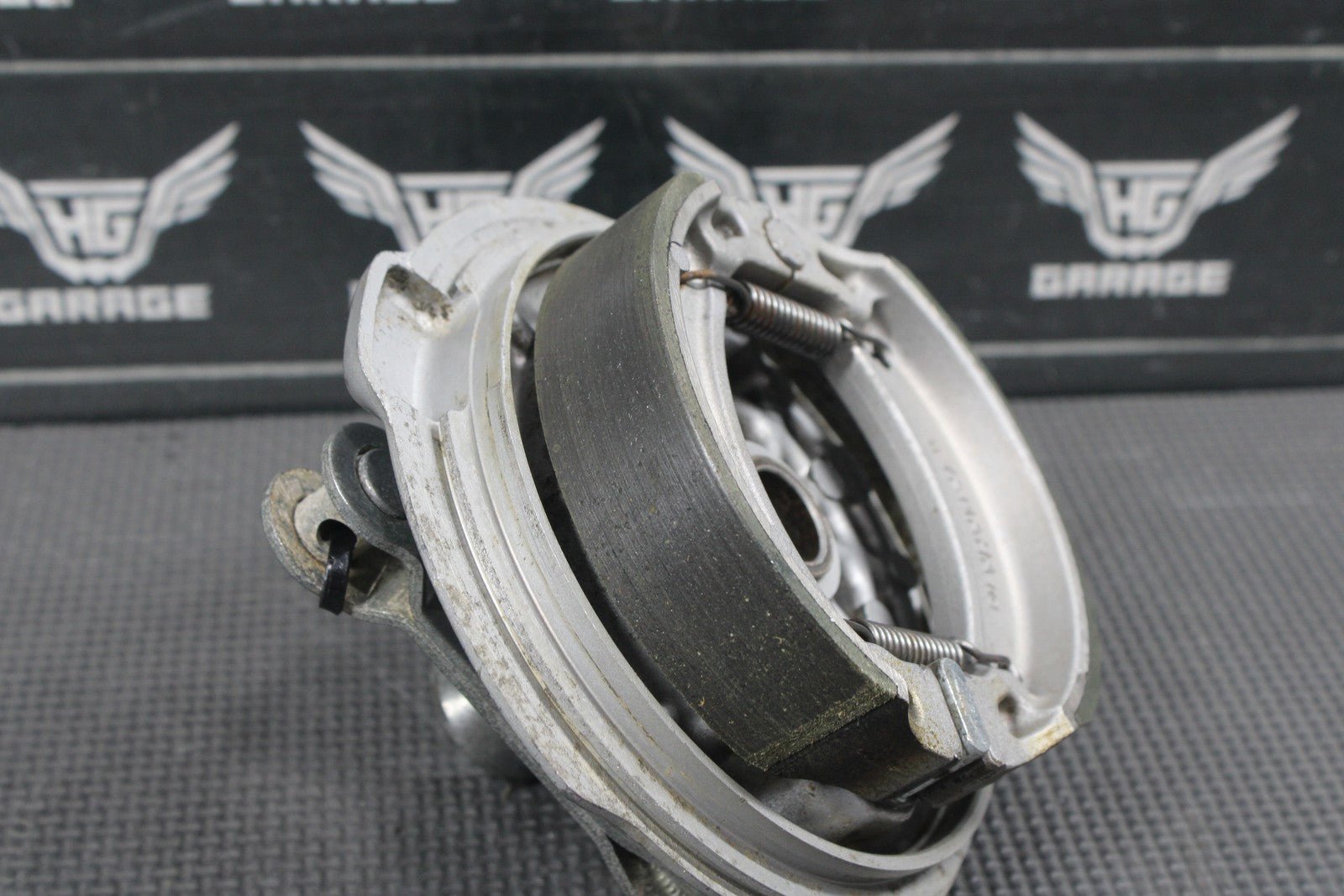 1987 YAMAHA TW200 OEM REAR BACK BRAKE DRUM ASSEMBLY GOOD! - hggarage