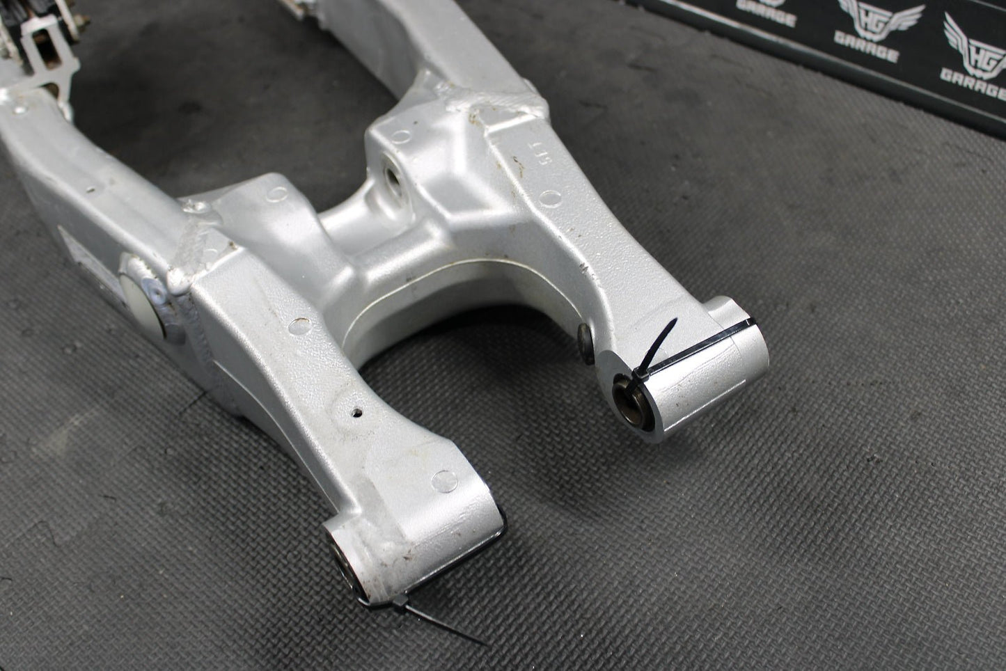 1999 YAMAHA YZ125 OEM SWINGARM SWING ARM SUSPENSION 5MV - 22110 - 00 - 00 - hggarage