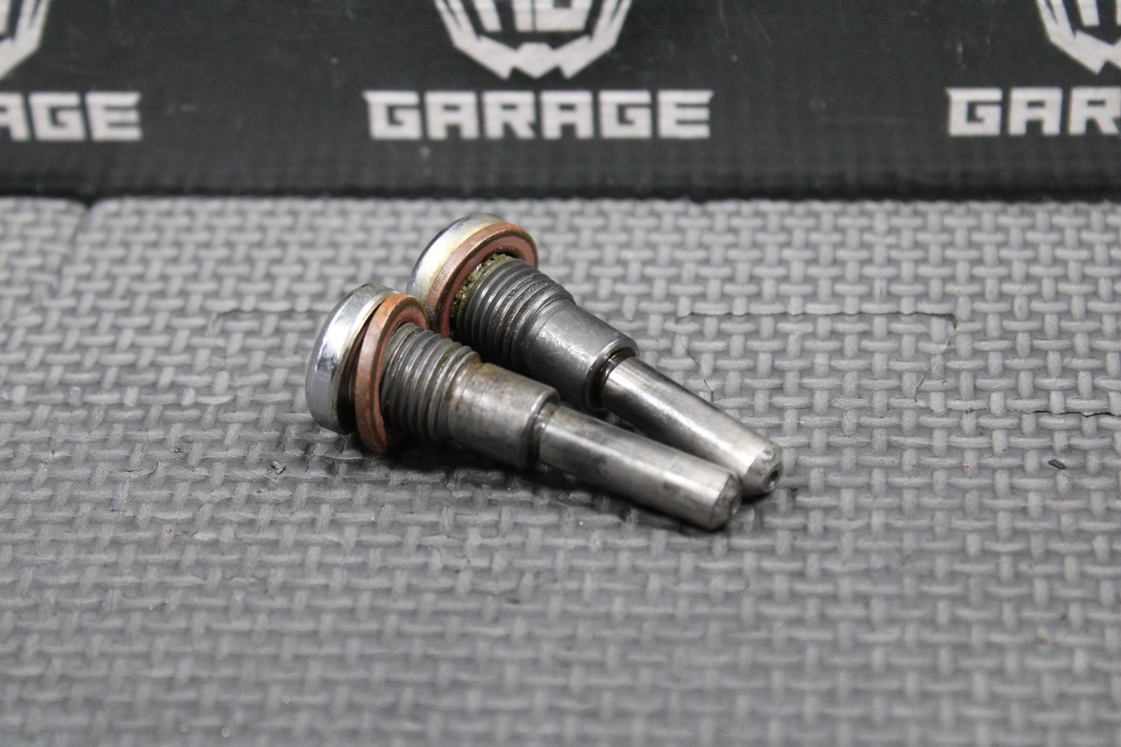 1989 HONDA 84 - 04 XR250R OEM CYLINDER HEAD SUB - ROCKER ARM SHAFT B 14456 - KK0 - 010 - hggarage