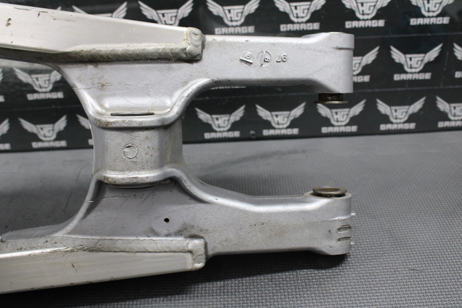 1998 SUZUKI RM125 RM250 MODEL W OEM SWINGARM SWING ARM SUSPENSION 61000 - 37E00 - hggarage