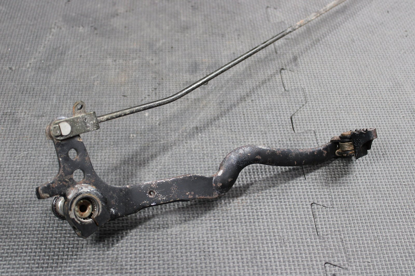 1986 HONDA XR250R OEM REAR BACK BRAKE PEDAL W ROD ASSEMBLY - hggarage