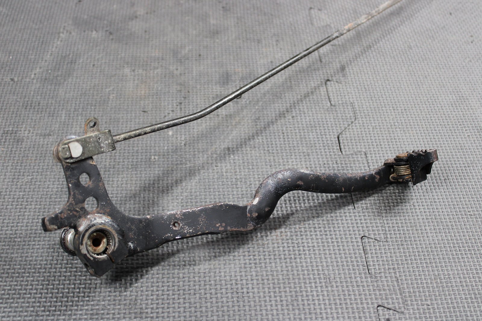 1986 HONDA XR250R OEM REAR BACK BRAKE PEDAL W ROD ASSEMBLY - hggarage