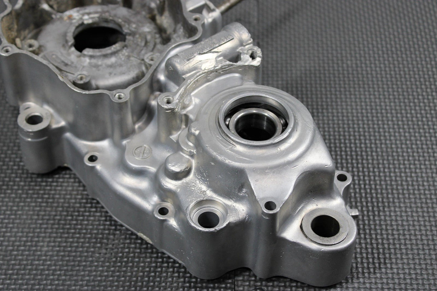 1997 97 - 99 KAWASAKI KX250 OEM LEFT ENGINE MOTOR CRANKCASE CRANK CASES BLOCK - hggarage