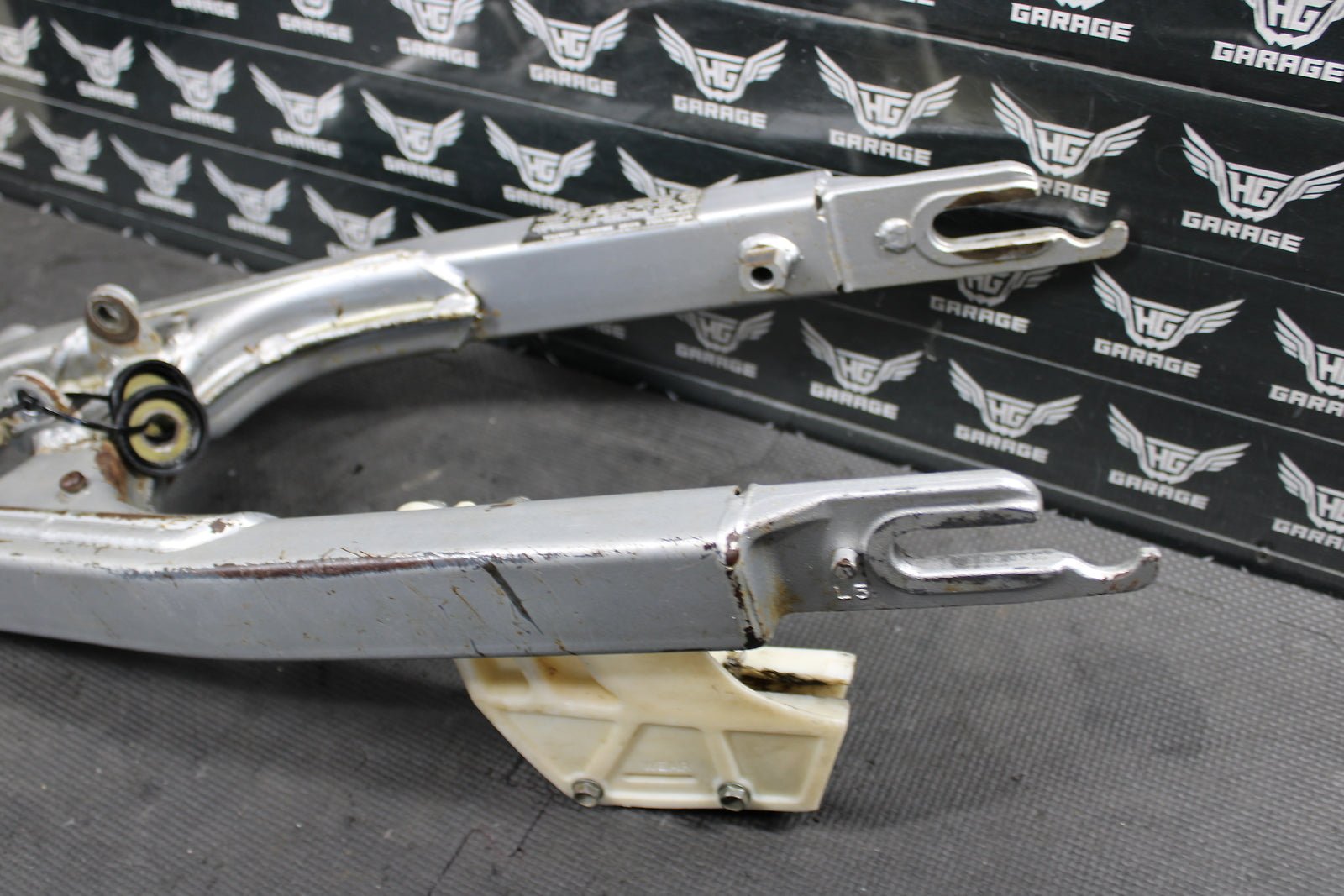 2000 HONDA XR200R OEM SWINGARM SWING ARM SUSPENSION 52200 - KT0 - A30ZA - hggarage
