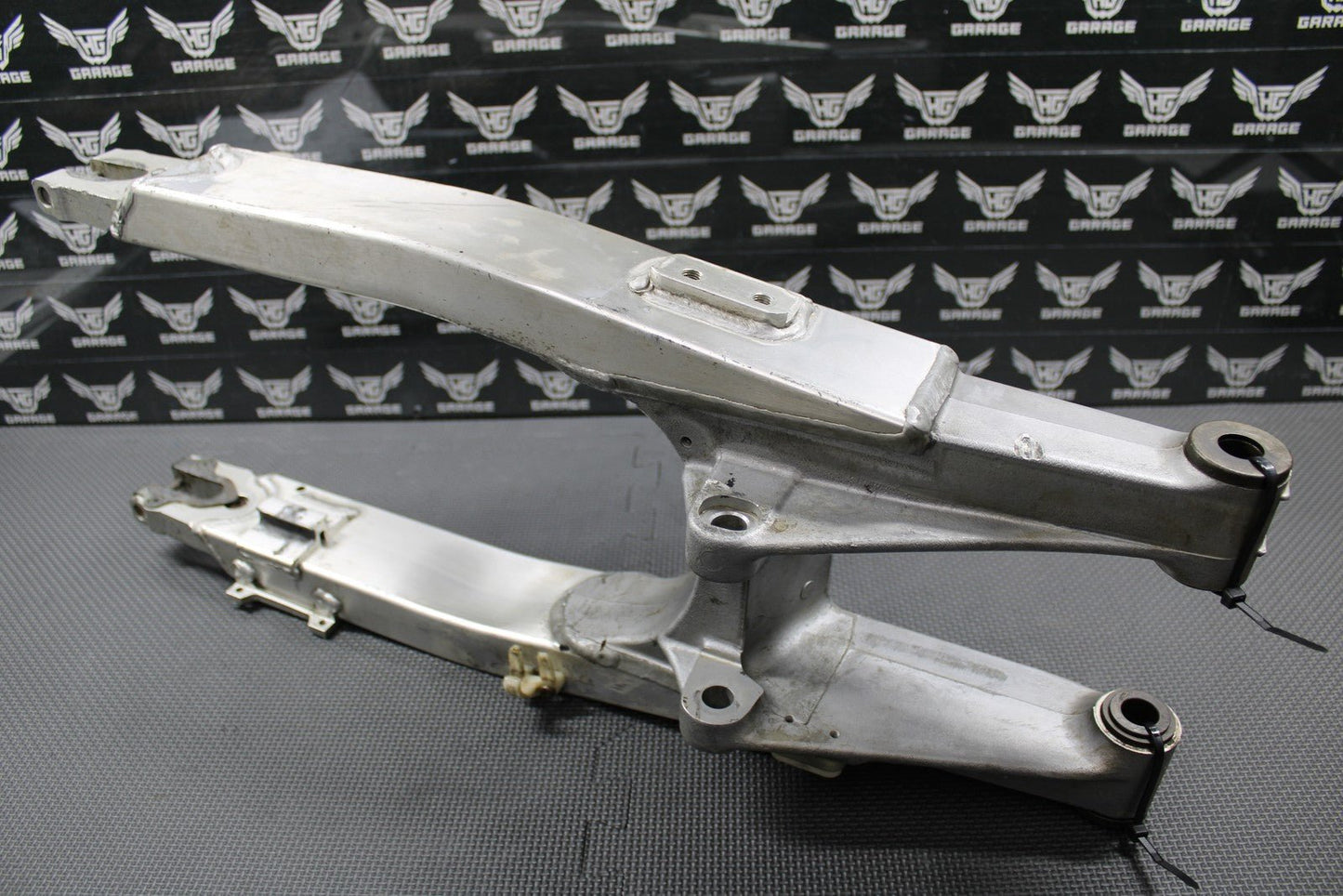 1995 SUZUKI RMX250 MODEL S OEM SWINGARM SWING ARM REAR SUSPENSION 61000 - 29E30 - hggarage