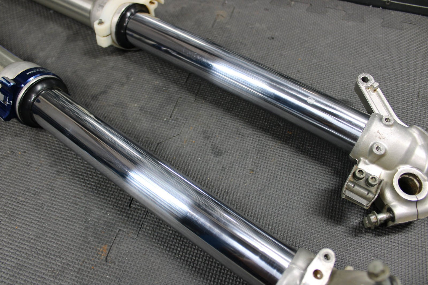 1999 YAMAHA YZ250 OEM RIGHT LEFT FRONT SUSPENSION FORKS SHOCKS 5CU - 23102 - 00 - 00 - hggarage