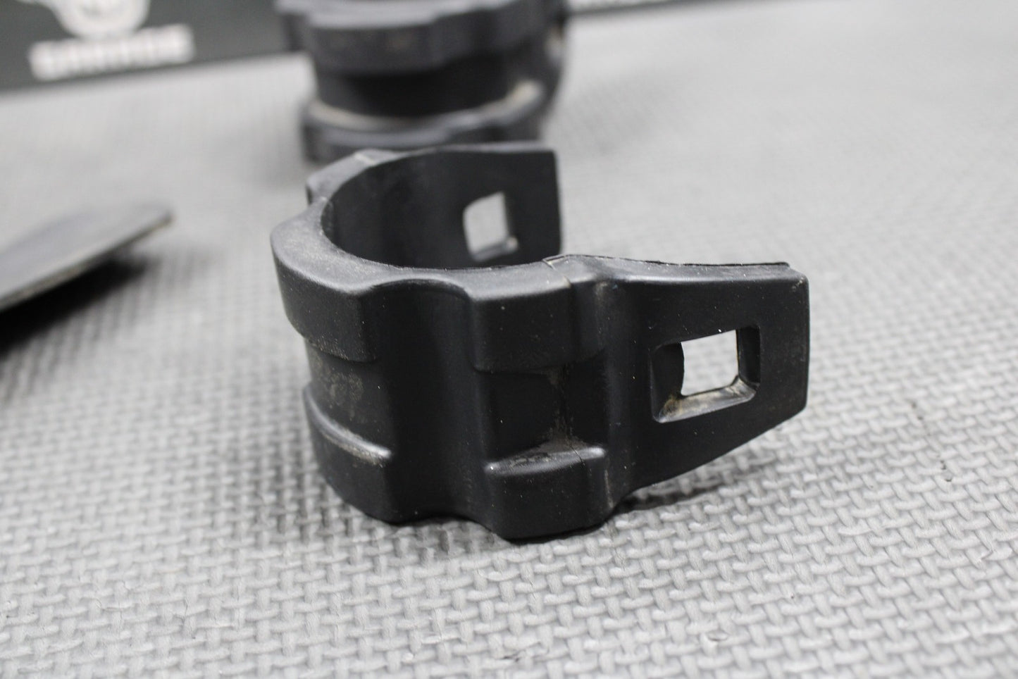 2002 HONDA XR200R 86 - 02 OEM GAS FUEL TANK SEAT FRAME DAMPER RUBBER MOUNTS GUARDS - hggarage