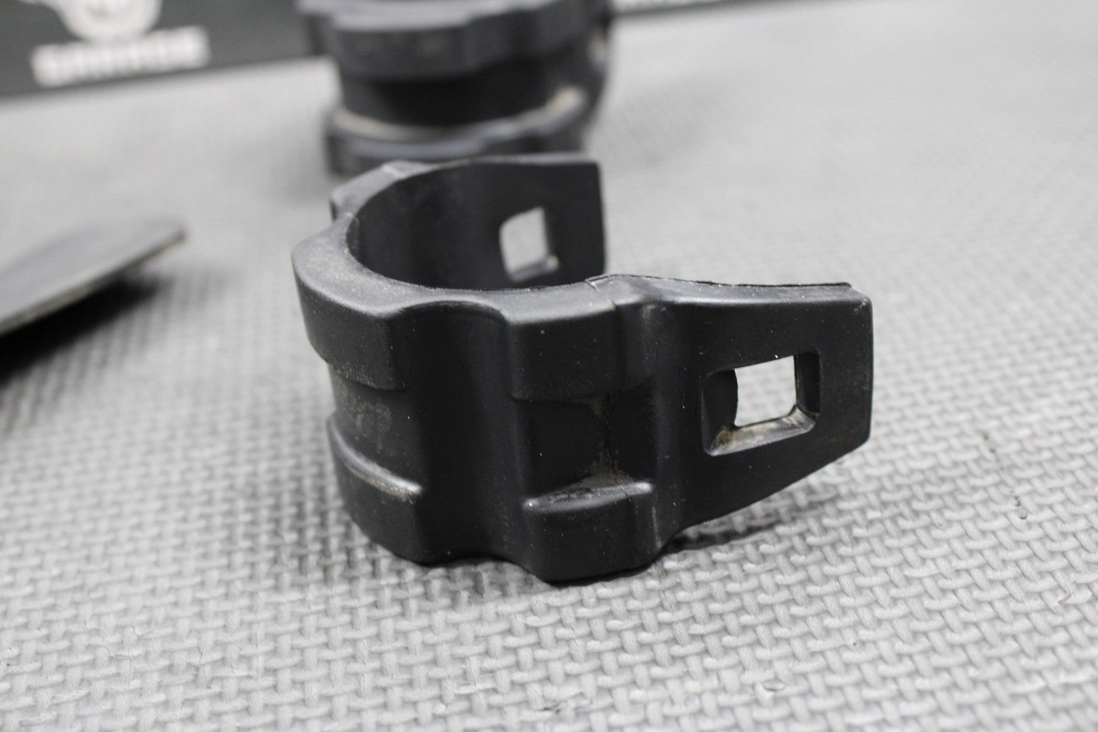 2002 HONDA XR200R 86 - 02 OEM GAS FUEL TANK SEAT FRAME DAMPER RUBBER MOUNTS GUARDS - hggarage