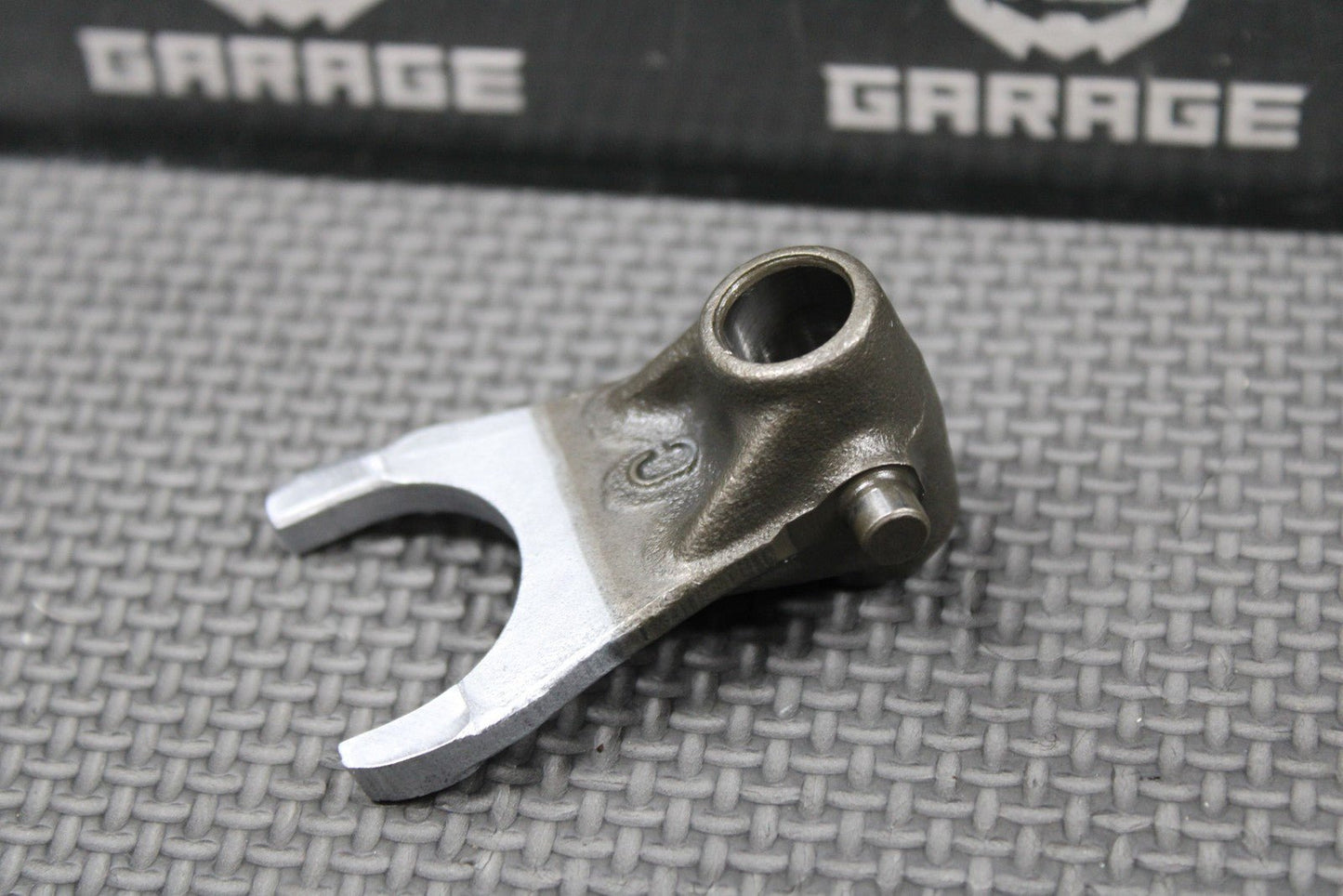 1987 1988 HONDA CR125R OEM TRANSMISSION CENTER GEAR SHIFT FORK C 24231 - KS6 - 700 - hggarage