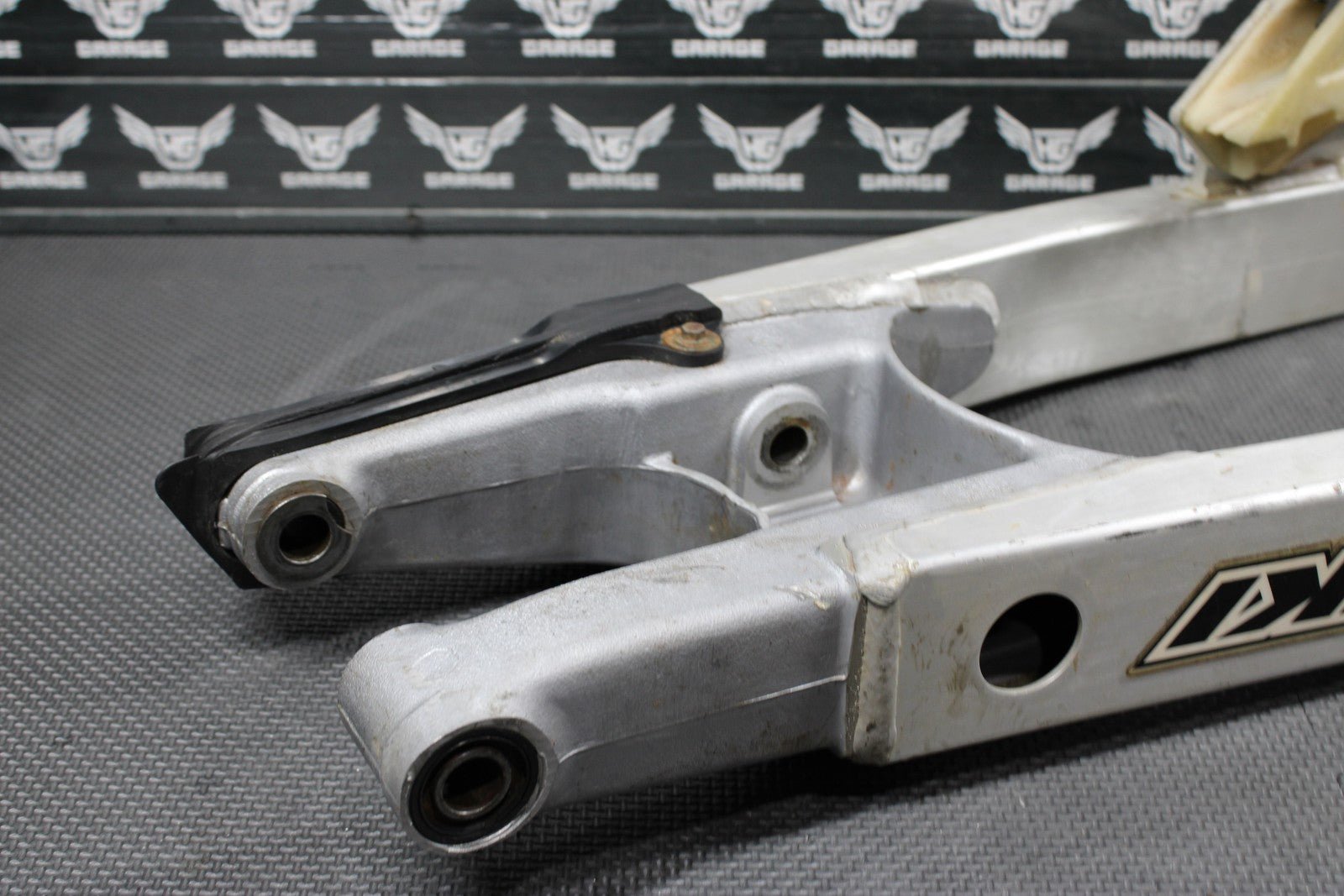 1996 SUZUKI RM250 OEM MODEL T SWINGARM SWING ARM SUSPENSION 61000 - 36E00 - hggarage