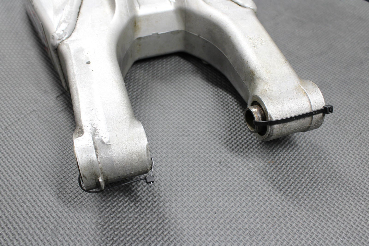 2005 HONDA CRF450R OEM SWINGARM SWING ARM REAR SUSPENSION 52200 - MEN - 710 - hggarage