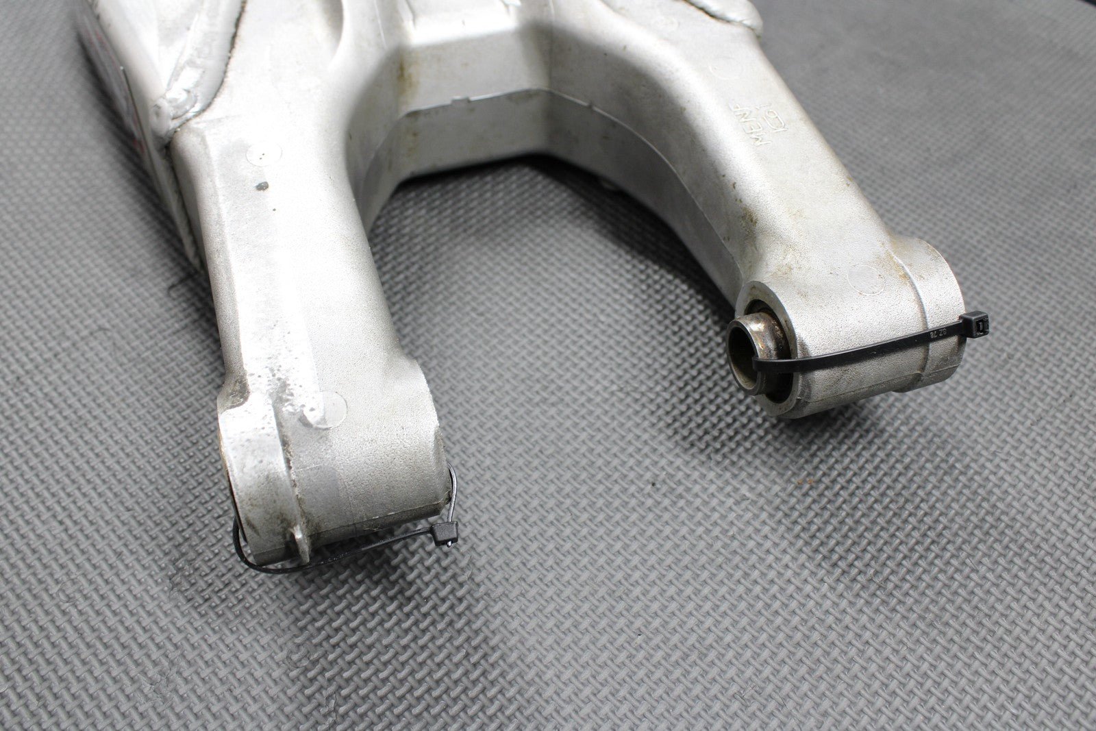 2005 HONDA CRF450R OEM SWINGARM SWING ARM REAR SUSPENSION 52200 - MEN - 710 - hggarage