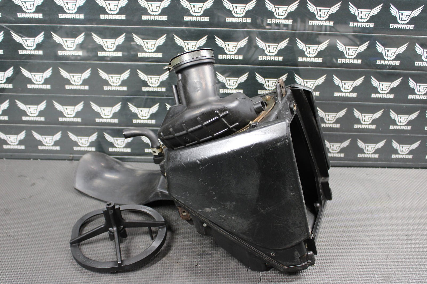 1998 YAMAHA YZ400F OEM AIRBOX AIR CLEANER FILTER INTAKE BOX 5BE - 14453 - 00 - 00 - hggarage