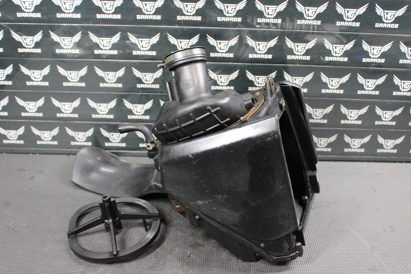 1998 YAMAHA YZ400F OEM AIRBOX AIR CLEANER FILTER INTAKE BOX 5BE - 14453 - 00 - 00 - hggarage