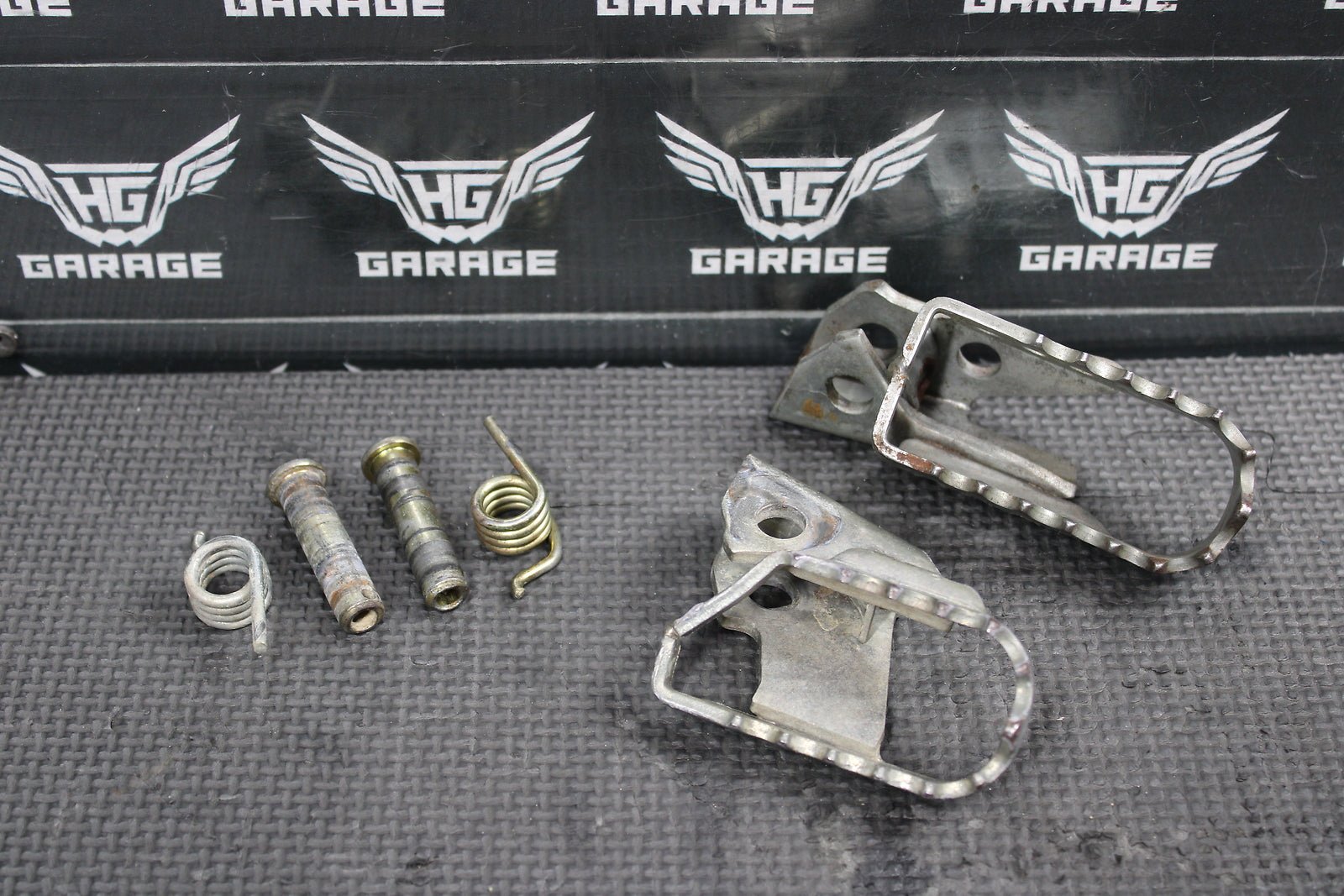 2000 Yamaha TTR125 TTR125E TTR125L TTR125LE OEM Foot Pegs Pedals Frame Stand - hggarage