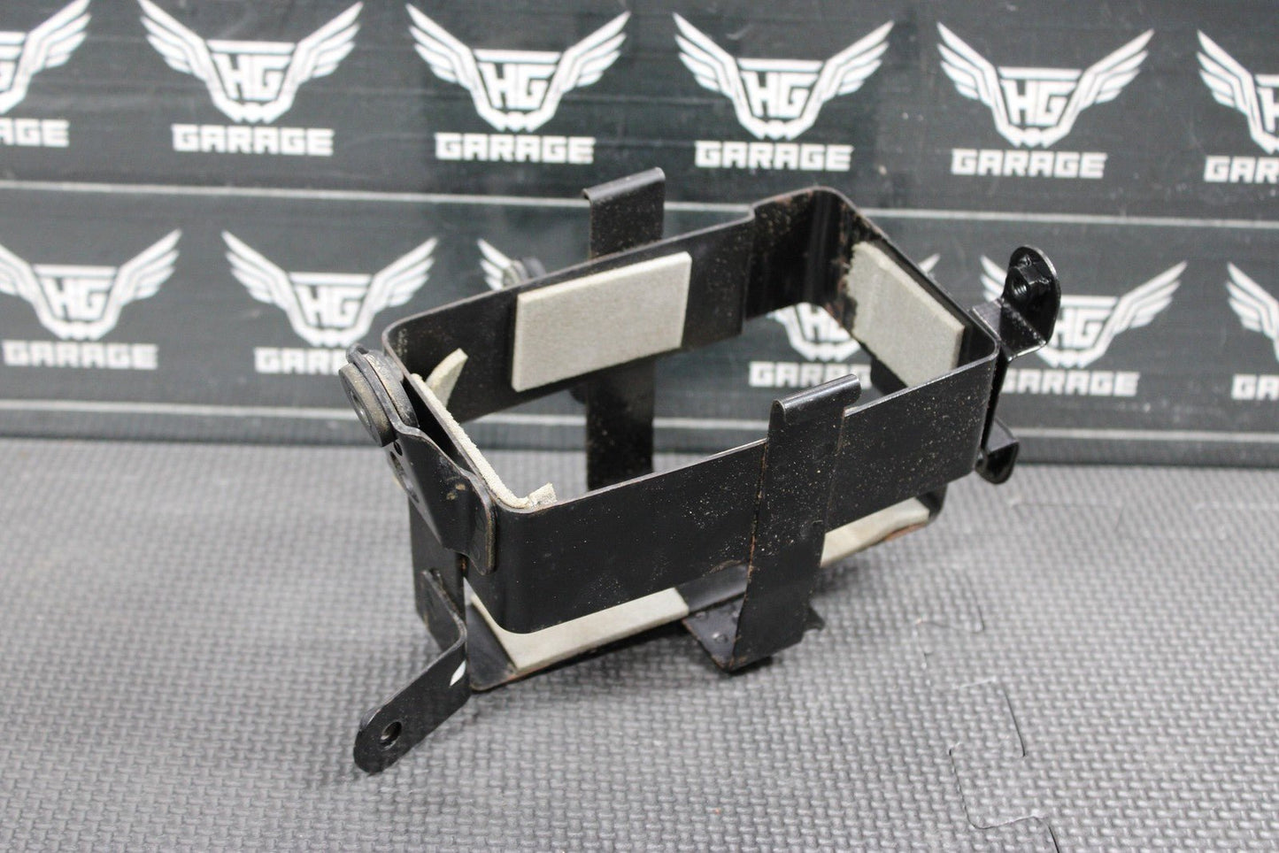 2005 SUZUKI DR200SE OEM BATTERY TRAY BOX HOLDER 41540 - 44AA0 - hggarage