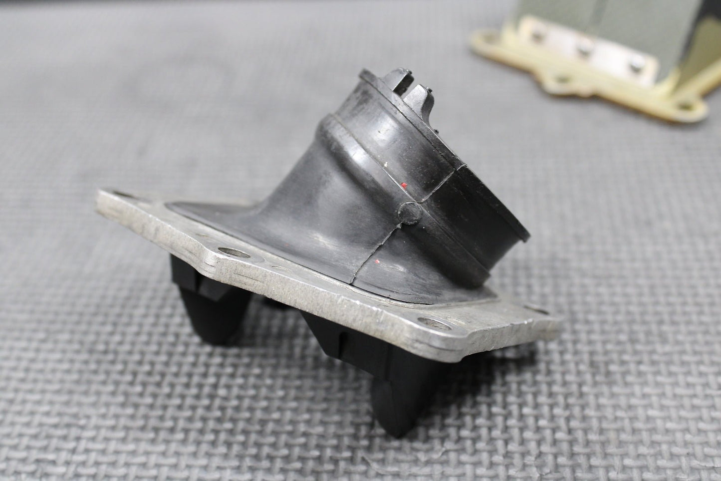 1995 1996 HONDA CR250R OEM INTAKE CARB BOOT INSULATOR REED BLOCK 16221 - KZ3 - B10 - hggarage