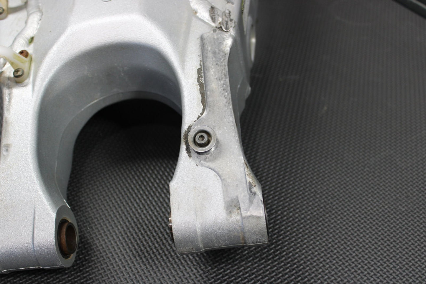 2002 Yamaha YZ426F OEM Swingarm Swing Arm Suspension 5NY - 22110 - 00 - 00 - hggarage