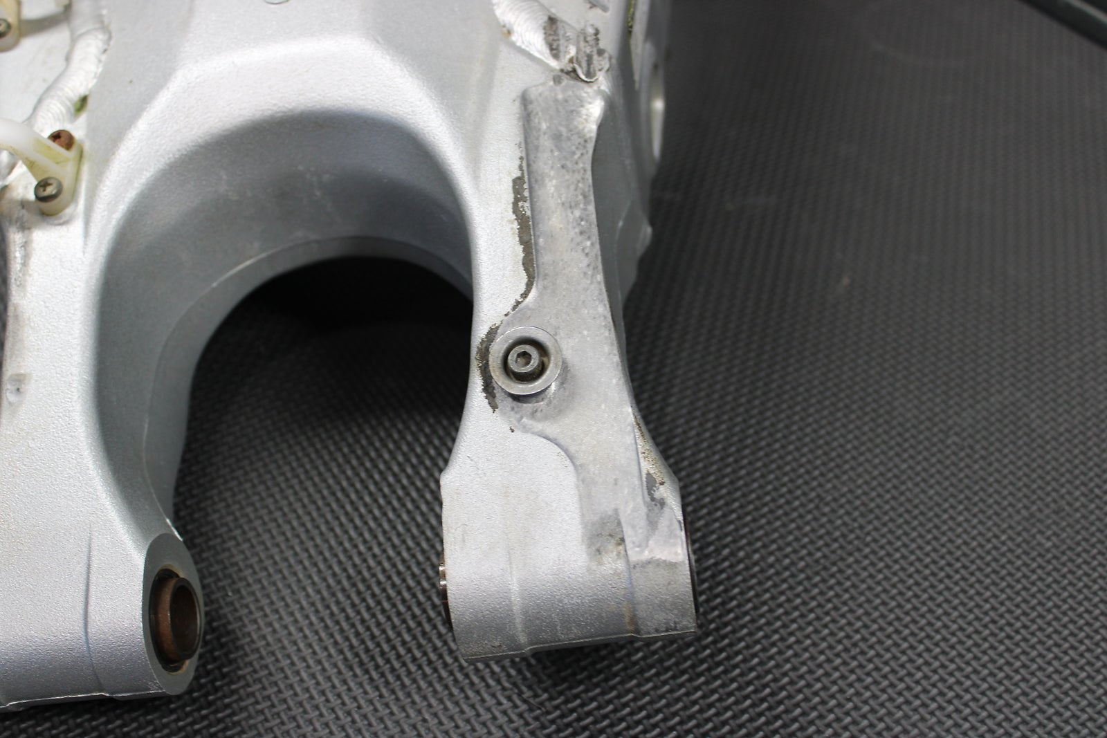 2002 Yamaha YZ426F OEM Swingarm Swing Arm Suspension 5NY - 22110 - 00 - 00 - hggarage