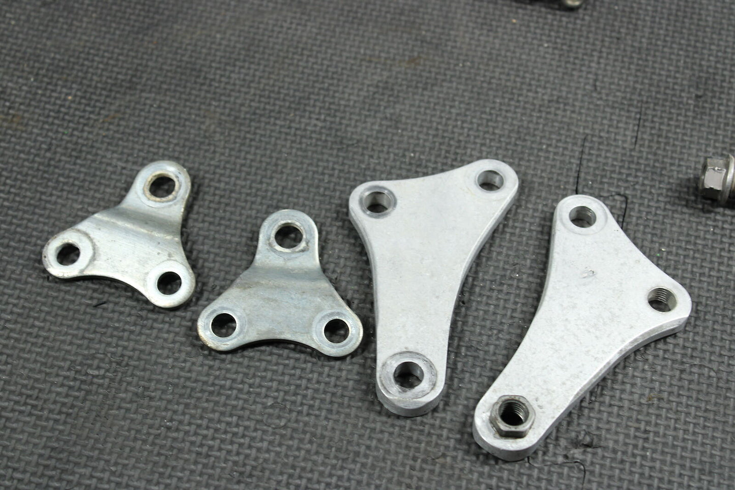 2004 YAMAHA 04-06 WR450F YZ450F OEM ENGINE MOTOR MOUNT STAY BRACKETS