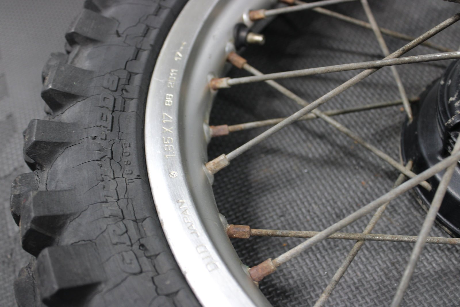 1998 HONDA XR200R OEM REAR BACK WHEEL RIM 42650 - KT0 - 305 - hggarage