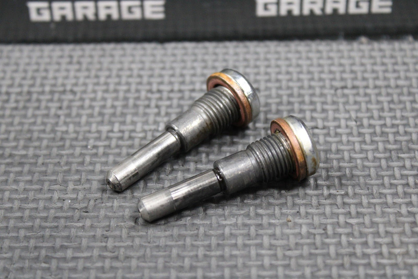 1989 HONDA 84 - 04 XR250R OEM CYLINDER HEAD SUB - ROCKER ARM SHAFT B 14456 - KK0 - 010 - hggarage