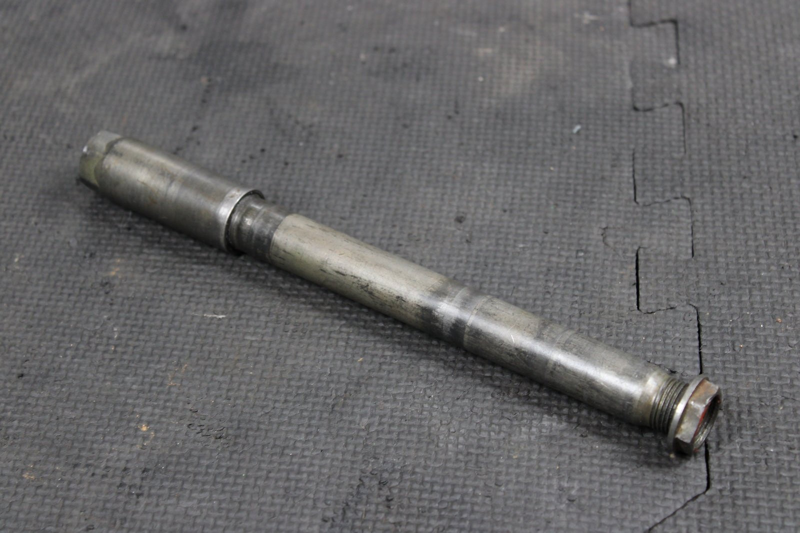 2000 SUZUKI 96 - 00 RM125 RM250 OEM FRONT AXLE BOLT PIVOT BOLT - hggarage