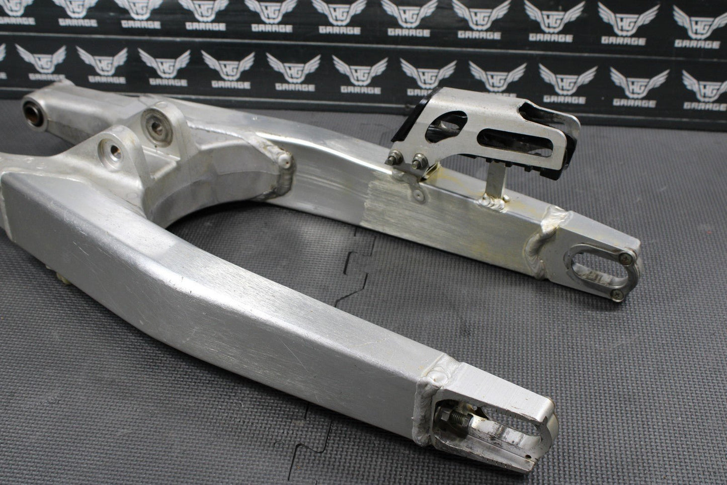 2006 HONDA CRF250R OEM SWINGARM SWING ARM SUSPENSION 52200 - KRN - 840 - hggarage