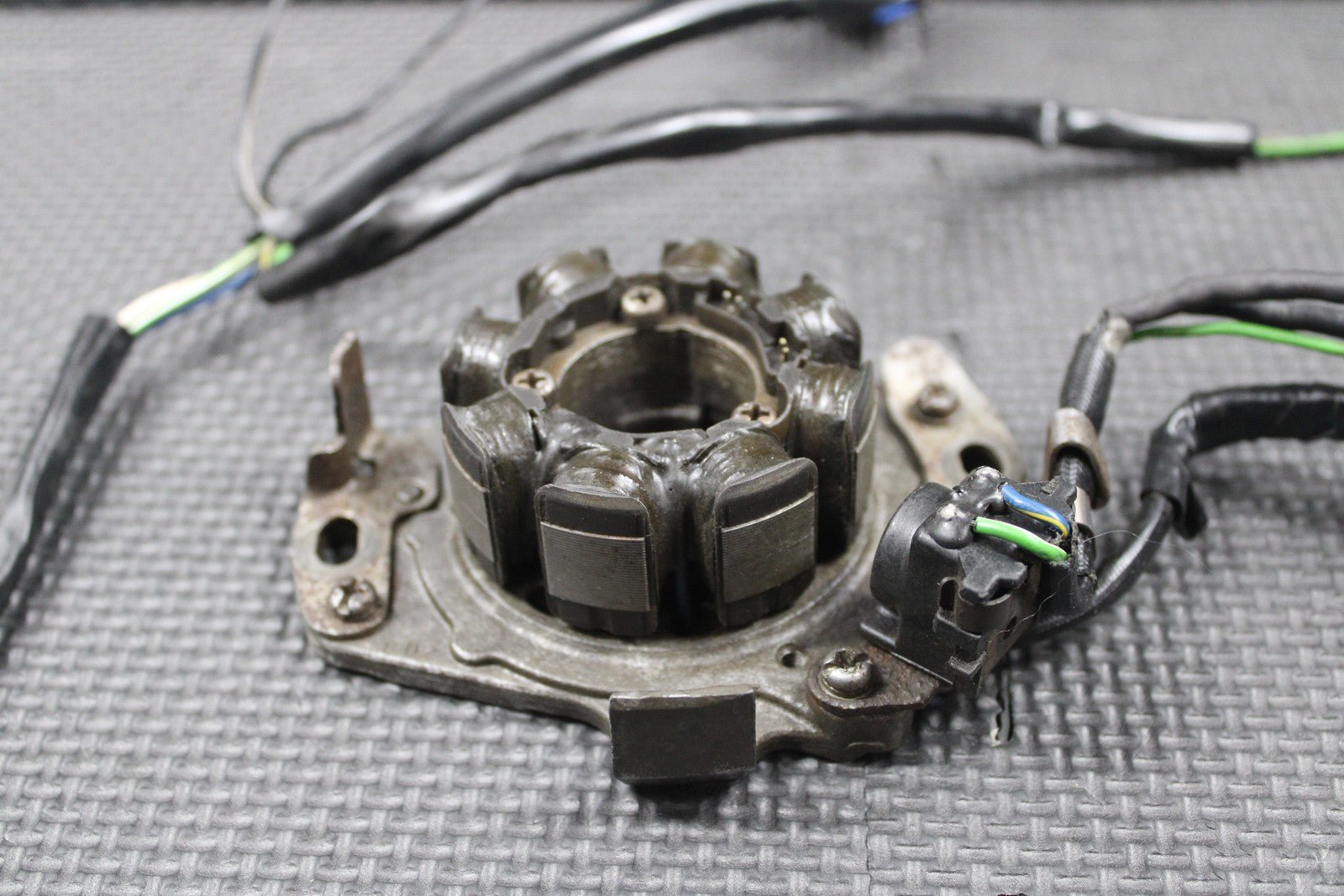 2000 HONDA CR125R OEM KZ4S STATOR MAGNETO GENERATOR ALTERNATOR 31100 - KZ4 - A91 - hggarage