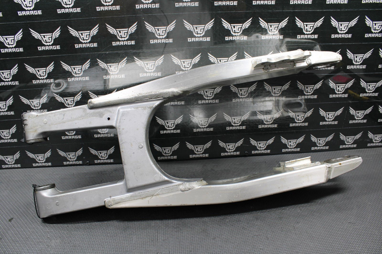 1994 SUZUKI 93 - 95 RM125 RM250 OEM SWINGARM SWING ARM SUSPENSION 61000 - 28E11 GOOD - hggarage