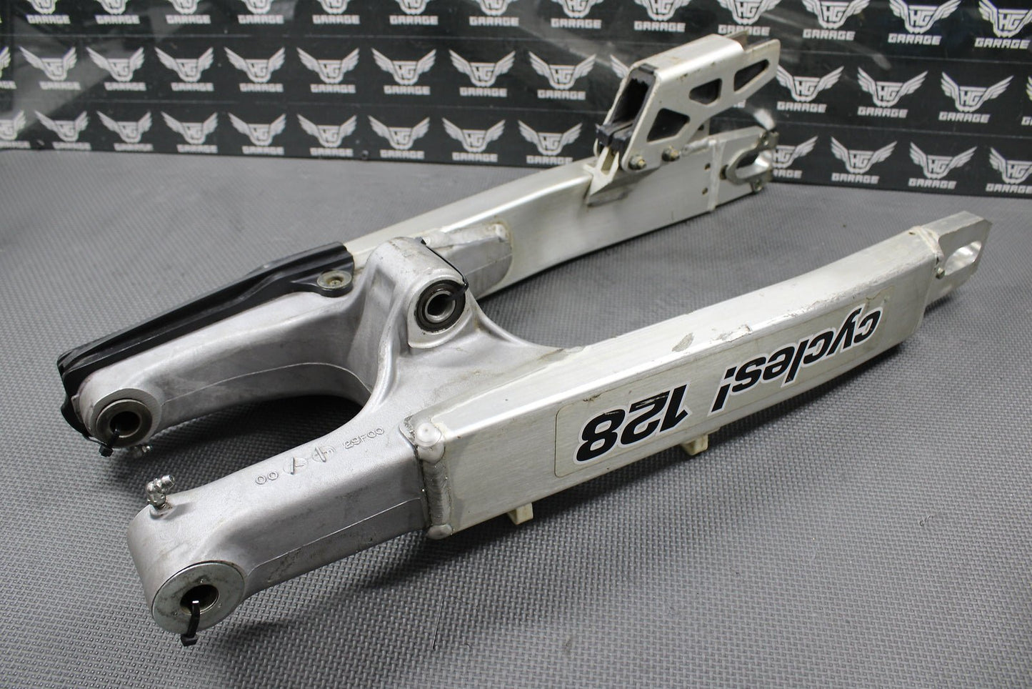 2000 SUZUKI 00 - 07 DRZ400 DRZ400E OEM SWINGARM SWING ARM SUSPENSION 61000 - 29F00 - hggarage