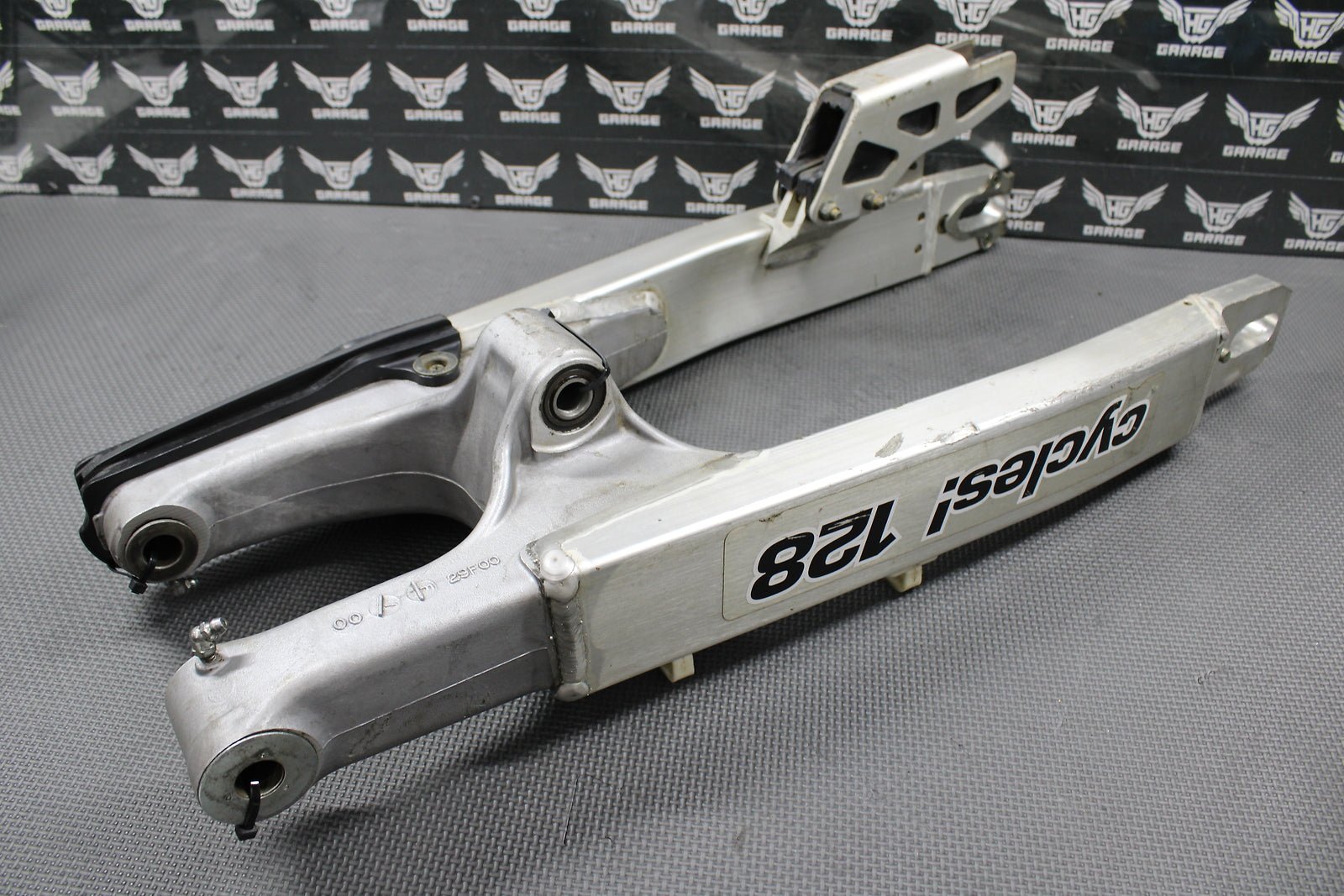 2000 SUZUKI 00 - 07 DRZ400 DRZ400E OEM SWINGARM SWING ARM SUSPENSION 61000 - 29F00 - hggarage