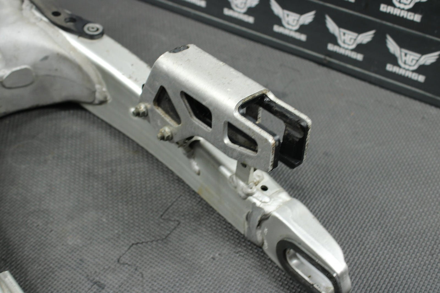 2004 Yamaha YZ450F OEM Swingarm Swing Arm Suspension 5UN - 22110 - 00 - 00 Mint! - hggarage