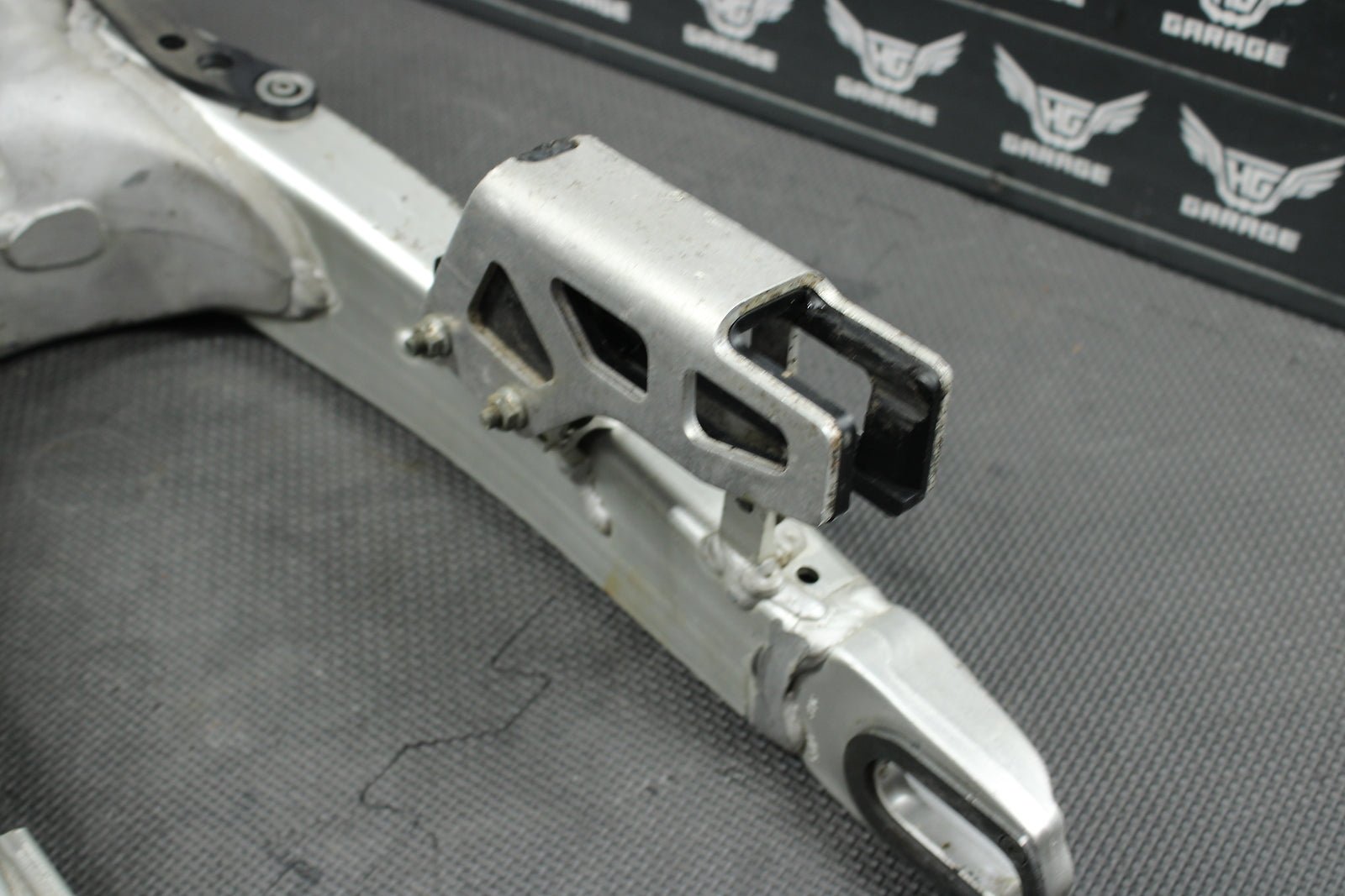 2004 Yamaha YZ450F OEM Swingarm Swing Arm Suspension 5UN - 22110 - 00 - 00 Mint! - hggarage