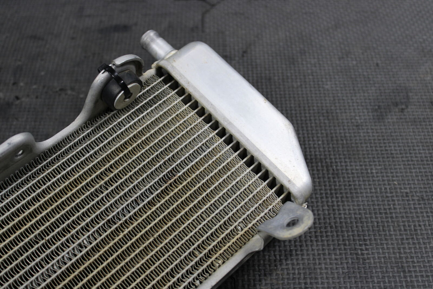 2006 YAMAHA YZ450F OEM LEFT ENGINE MOTOR COOLING COOLER RADIATOR